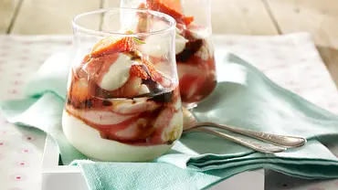 Balsamico-Erdbeeren mit Mascarponecreme Rezept - Foto: LECKER @ Bauer Media Group Balsamico-Erdbeeren mit Mascarponecreme Rezept - Foto: LECKER @ Bauer Media Group