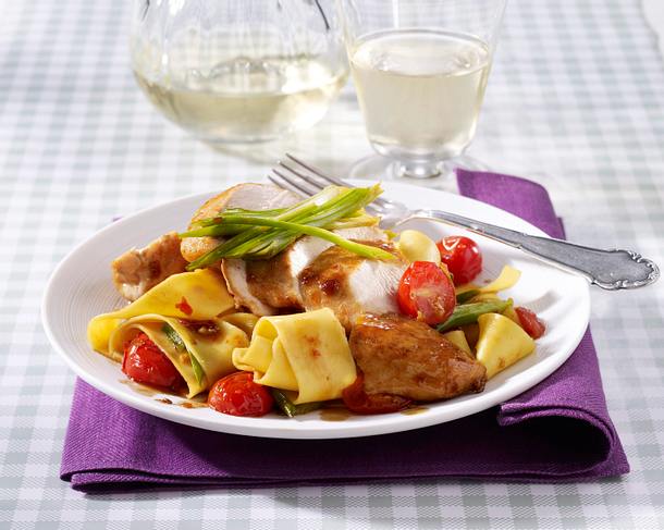 Balsamico-Hähnchenfilet mit Bandnudeln Rezept Balsamico-Hähnchenfilet mit Bandnudeln Rezept