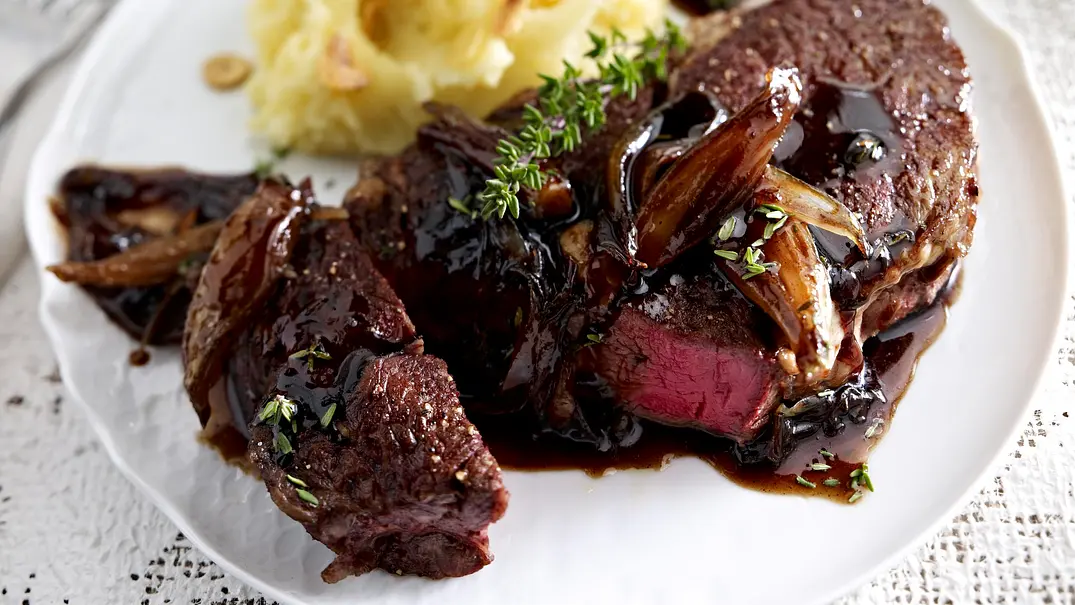 Balsamico-Schalottensoße zu Rib-Eye-Steaks Rezept - Foto: LECKER @ Bauer Media Group