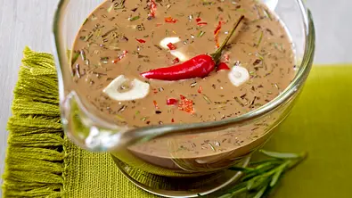 Balsamico-Vinaigrette mit Rosmarin, Chili und Ahornsirup Rezept - Foto: LECKER @ Bauer Media Group