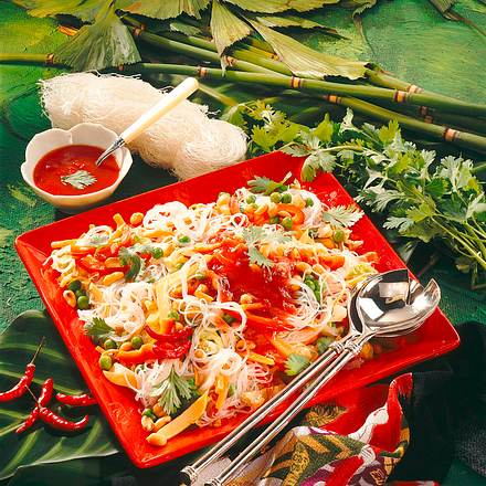 Bambus auf ein Nudel-Gemüsesalat süß-sauer Rezept Bambus auf ein Nudel-Gemüsesalat süß-sauer Rezept