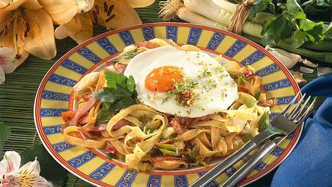 Bami Goreng mit Schinken & Spiegelei Rezept - Foto: House of Food / Bauer Food Experts KG