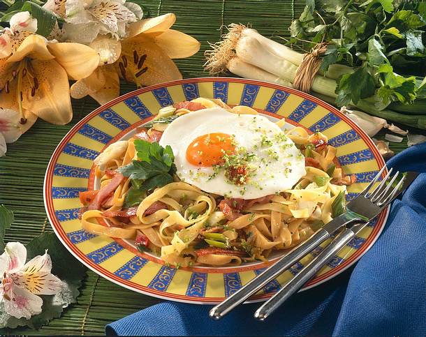 Bami Goreng mit Schinken & Spiegelei Rezept Bami Goreng mit Schinken & Spiegelei Rezept