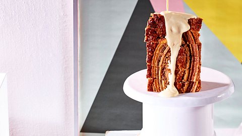 Banana-Bread-Art mit Vanillesößchen-Attributen Rezept - Foto: House of Food / Bauer Food Experts KG
