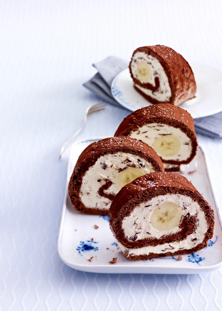 Banana-Split-Biskuitrolle Rezept Banana-Split-Biskuitrolle Rezept