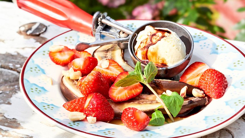 Banana-Split mit Erdbeer-Erdnuss-Topping Rezept - Foto: House of Food / Bauer Food Experts KG