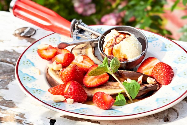 Banana-Split mit Erdbeer-Erdnuss-Topping Rezept