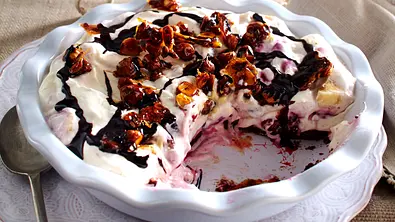 Banana-Split-Pie mit Haselnusskrokant Rezept - Foto: LECKER @ Bauer Media Group