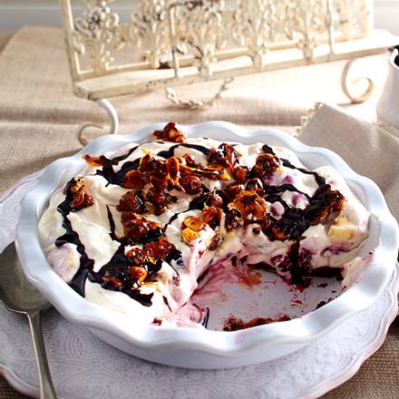 Banana-Split-Pie mit Haselnusskrokant Rezept Banana-Split-Pie mit Haselnusskrokant Rezept