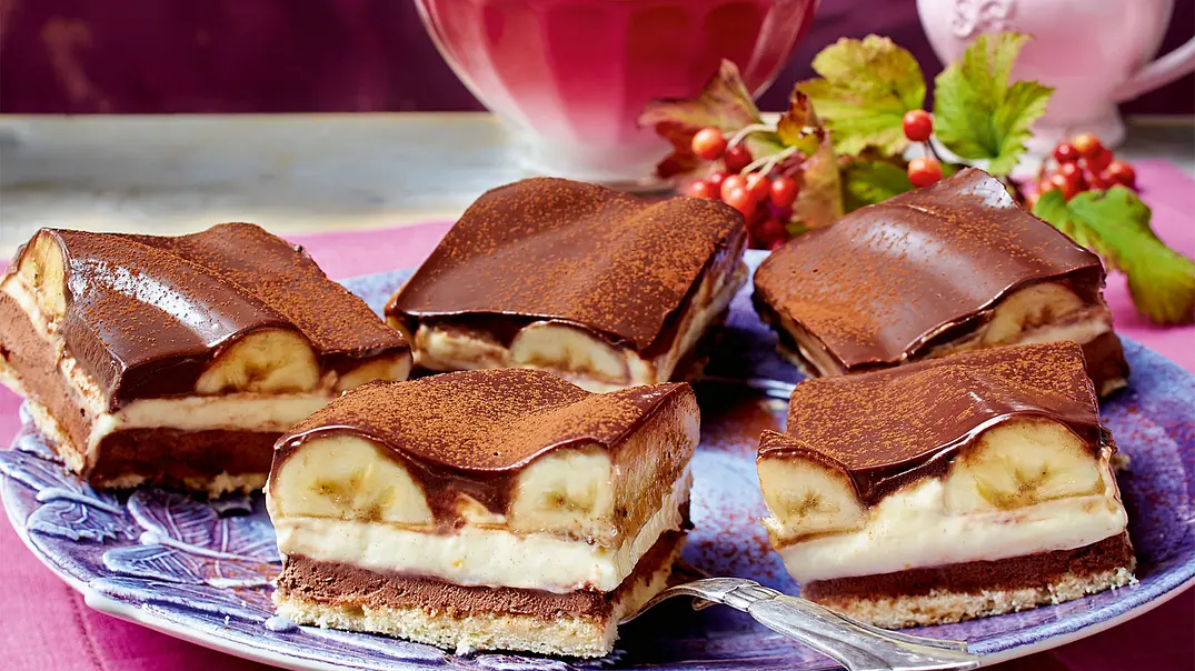 Banana-Split-Schnitten Rezept - Foto: LECKER @ Bauer Media Group Banana-Split-Schnitten Rezept - Foto: LECKER @ Bauer Media Group