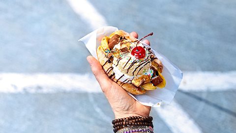 Banana Split To Go mit „Snickers“-Crunch Rezept - Foto: House of Food / Bauer Food Experts KG
