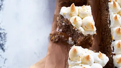 Bananabread mit Spitzenhäubchen Rezept - Foto: LECKER @ Bauer Media Group