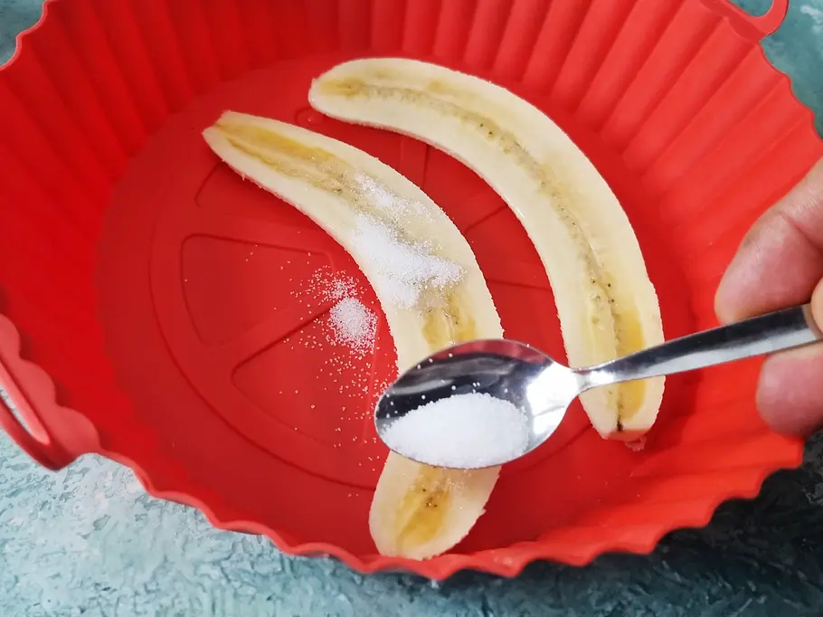 Die Banane wird mit Zucker bestreut, damit die Oberfläche im Airfryer schön karamellisiert. 