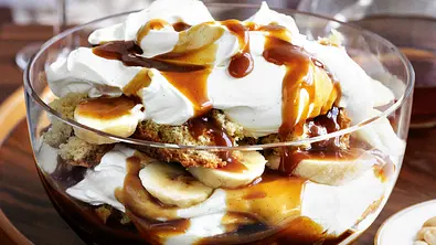 Bananen-Butterscotch-Trifle Rezept - Foto: LECKER @ Bauer Media Group