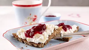 Bananen-Hüttenkäse auf Vollkornbrot mit Kirschkonfitüre Rezept - Foto: LECKER @ Bauer Media Group
