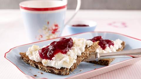 Bananen-Hüttenkäse auf Vollkornbrot mit Kirschkonfitüre Rezept - Foto: Pretscher, Tillmann