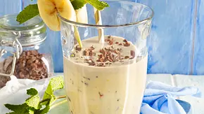 Bananen-Mandel-Smoothie mit Kakaonibs Rezept - Foto: LECKER @ Bauer Media Group Bananen-Mandel-Smoothie mit Kakaonibs Rezept - Foto: LECKER @ Bauer Media Group