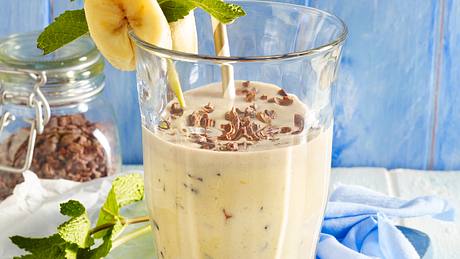 Bananen-Mandel-Smoothie mit Kakaonibs Rezept - Foto: House of Food / Bauer Food Experts KG