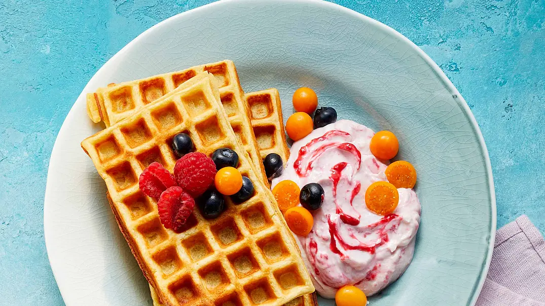Bananen-Mandel-Waffeln mit Himbeerquark Rezept - Foto: Image Professionals Bananen-Mandel-Waffeln mit Himbeerquark Rezept - Foto: Image Professionals