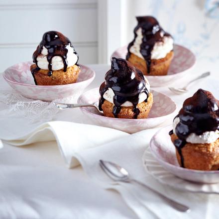 Bananen-Muffins mit Kokos und Schokosoße Rezept Bananen-Muffins mit Kokos und Schokosoße Rezept