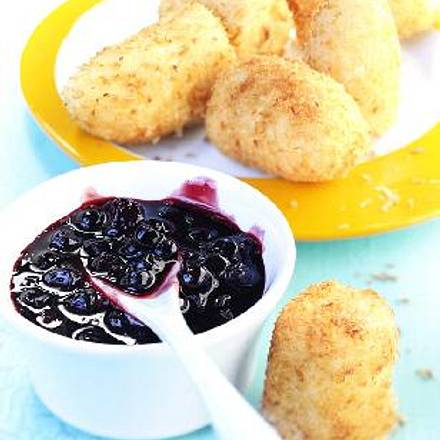 Bananen-Nuggets mit Blaubeer-Kompott Rezept Bananen-Nuggets mit Blaubeer-Kompott Rezept
