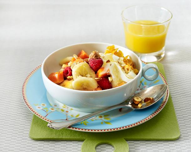 Bananen-Papaya-Müsli mit Himbeeren, Joghurt und Haselnüssen Rezept Bananen-Papaya-Müsli mit Himbeeren, Joghurt und Haselnüssen Rezept
