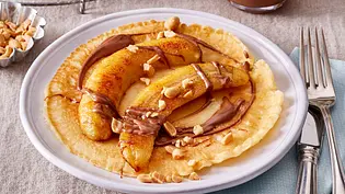 Bananen-Pfannkuchen mit Schoko-Erdnuss-Topping Rezept - Foto: LECKER @ Bauer Media Group Bananen-Pfannkuchen mit Schoko-Erdnuss-Topping Rezept - Foto: LECKER @ Bauer Media Group
