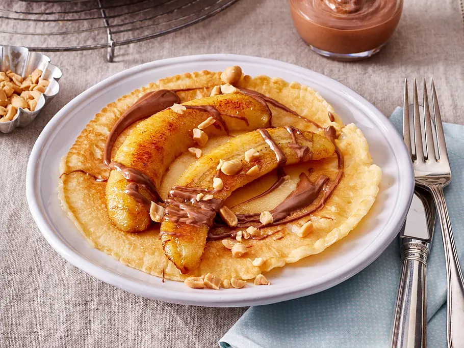 Bananen-Pfannkuchen mit Schoko-Erdnuss-Topping Rezept Bananen-Pfannkuchen mit Schoko-Erdnuss-Topping Rezept
