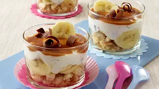 Bananen-Quark-Stracciatella-Trifle Rezept - Foto: LECKER @ Bauer Media Group