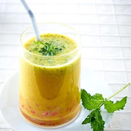 Bananen-Smoothie mit Granatapfel und Minze Rezept Bananen-Smoothie mit Granatapfel und Minze Rezept