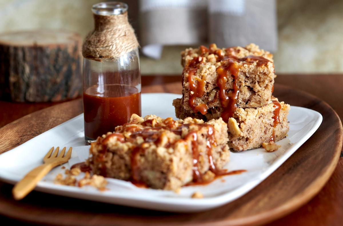 Bananen-Streuselkuchen mit Karamellsoße Rezept