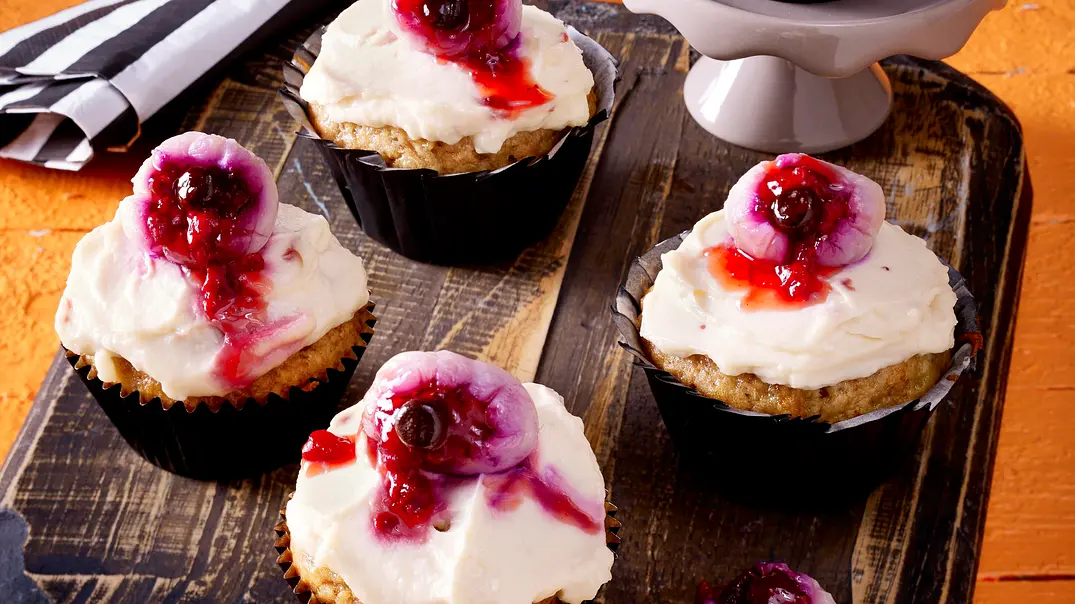 Bananenbrot-Zimt-Muffins mit Augen (Halloween) Rezept - Foto: LECKER @ Bauer Media Group Bananenbrot-Zimt-Muffins mit Augen (Halloween) Rezept - Foto: LECKER @ Bauer Media Group