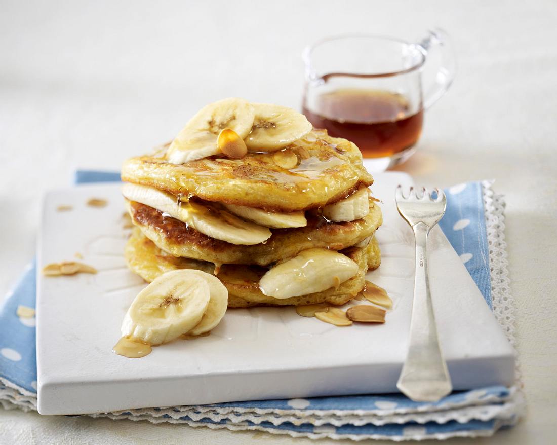 Bananenpfannkuchen mit Ahornsirup und Mandeln Rezept | LECKER