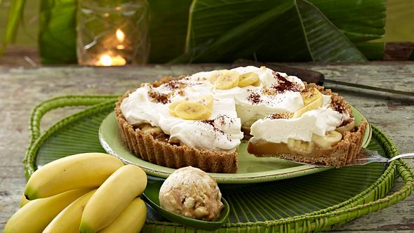 Bananoffee Cake und Macadamia Karamelleis (Promidinner Dschungelcamp Dessert Kathy Karrenbauer) Rezept - Foto: House of Food / Bauer Food Experts KG