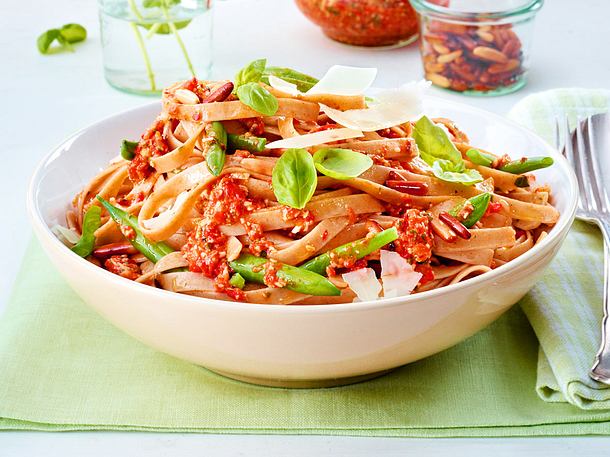 Bandnudeln mit Paprika-Mandel-Pesto Rezept Bandnudeln mit Paprika-Mandel-Pesto Rezept