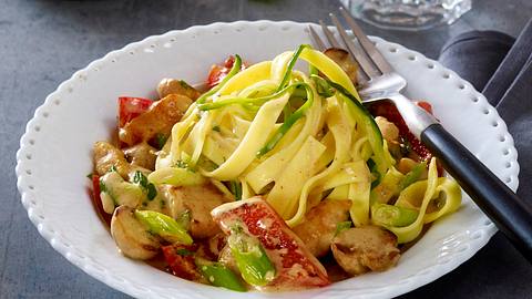 Bandnudeln in leichter Currysoße Rezept - Foto: House of Food / Bauer Food Experts KG