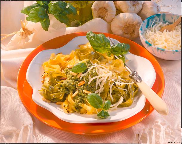 Bandnudeln in Pesto-Käse-Soße Rezept | LECKER