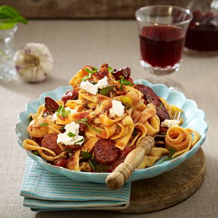 Bandnudeln in Tomatensoße mit Kabanossi Rezept Bandnudeln in Tomatensoße mit Kabanossi Rezept