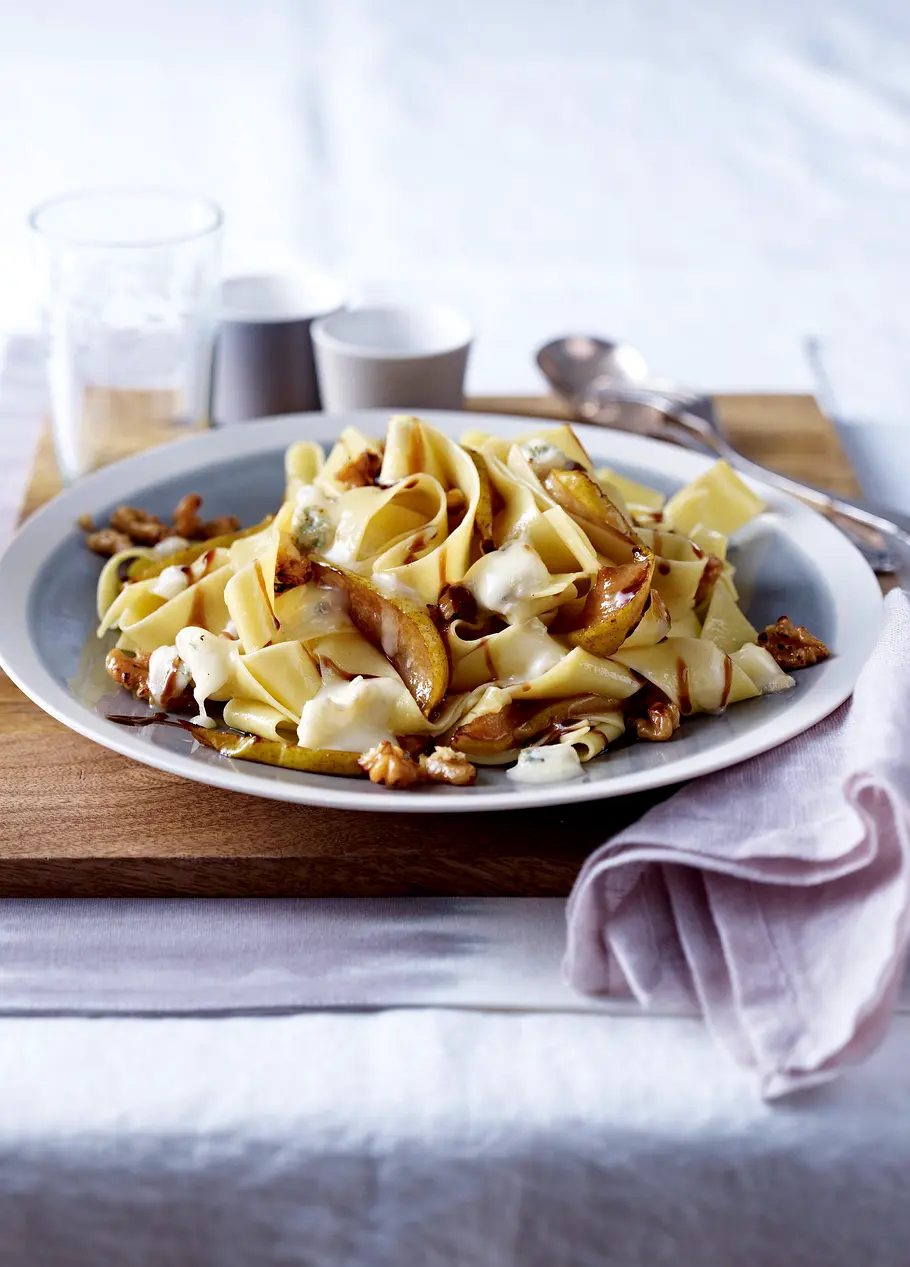 Bandnudeln mit Balsamicobirnen und Gorgonzola Rezept Bandnudeln mit Balsamicobirnen und Gorgonzola Rezept