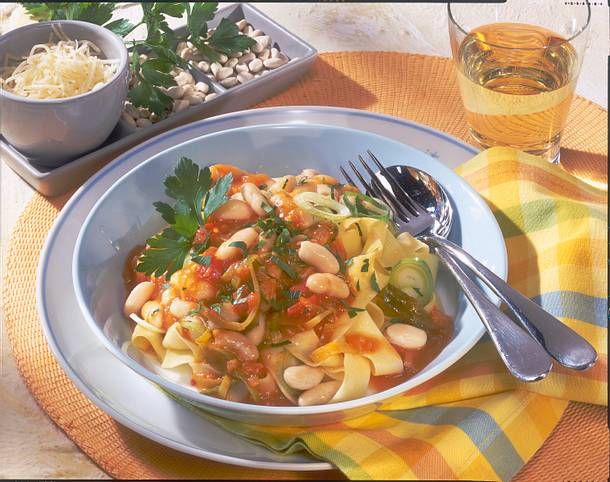 Bandnudeln mit Bohnen-Tomaten-Sugo Rezept Bandnudeln mit Bohnen-Tomaten-Sugo Rezept