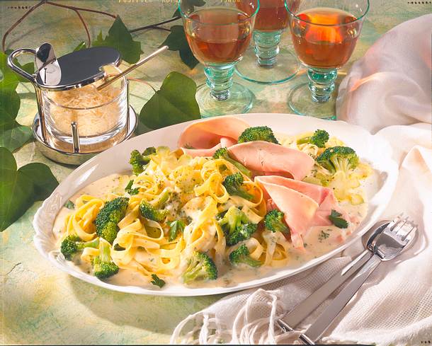 Bandnudeln mit Broccoli und Schinken Rezept