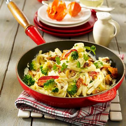 Bandnudeln mit cremiger Brokkoli-Speck-Soße Rezept Bandnudeln mit cremiger Brokkoli-Speck-Soße Rezept
