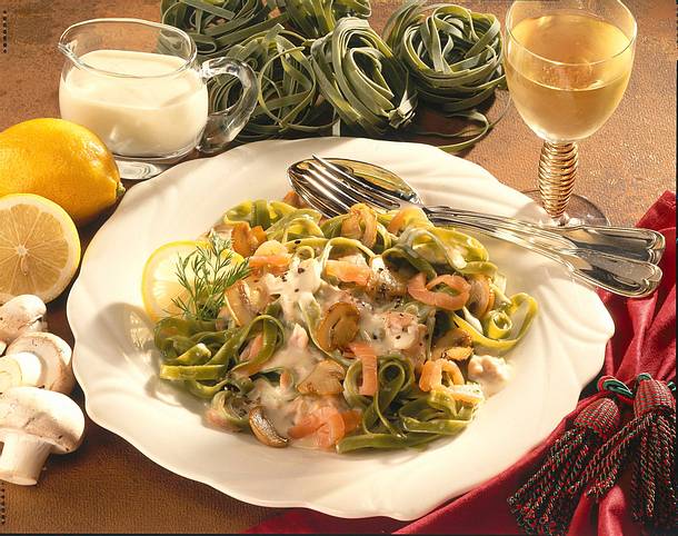 Bandnudeln mit cremiger Champignon-Lachs-Soße Rezept Bandnudeln mit cremiger Champignon-Lachs-Soße Rezept
