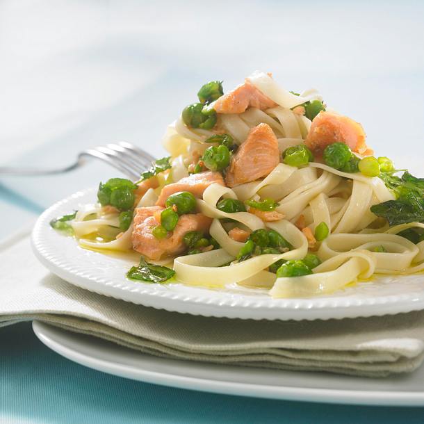 Bandnudeln mit Erbsen in Minzsoße und Lachs Rezept Bandnudeln mit Erbsen in Minzsoße und Lachs Rezept