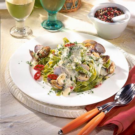 Bandnudeln mit feurigen Venusmuscheln Rezept Bandnudeln mit feurigen Venusmuscheln Rezept