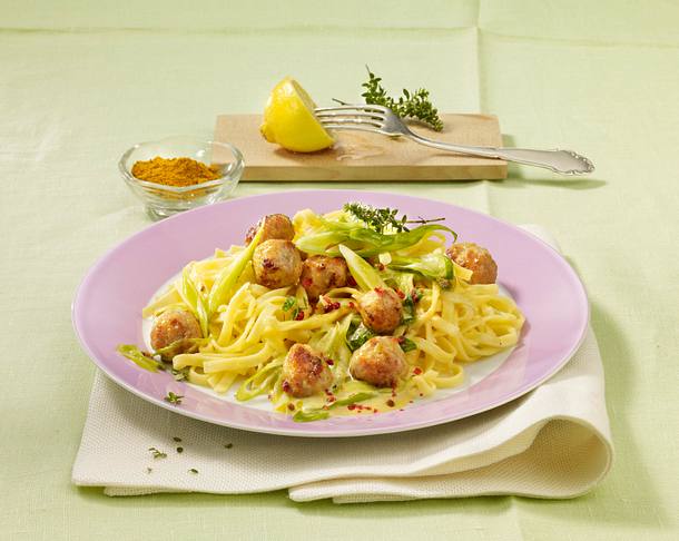 Bandnudeln mit Fleischbällchen in Currysoße Rezept Bandnudeln mit Fleischbällchen in Currysoße Rezept