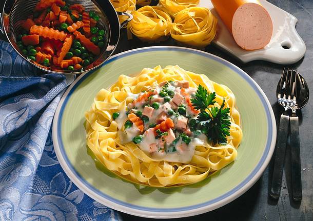 Bandnudeln mit Gemüsesoße Rezept Bandnudeln mit Gemüsesoße Rezept