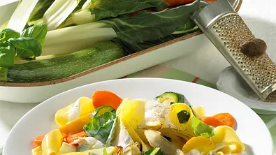 Bandnudeln mit Gemüse-Käsesoße Rezept - Foto: LECKER @ Bauer Media Group