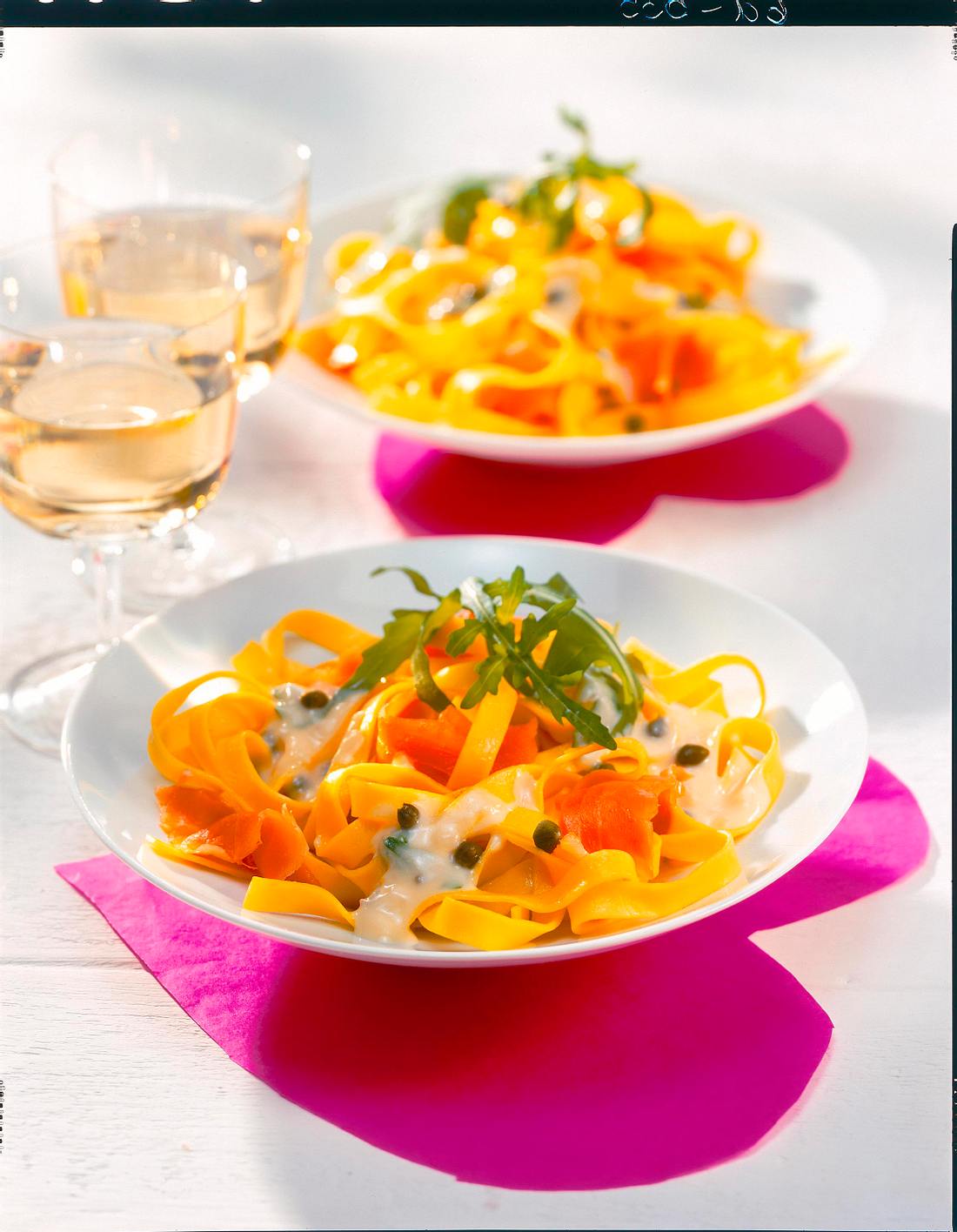 Bandnudeln mit geräuchertem Lachs in Zitronenkapernsoße Rezept Bandnudeln mit geräuchertem Lachs in Zitronenkapernsoße Rezept
