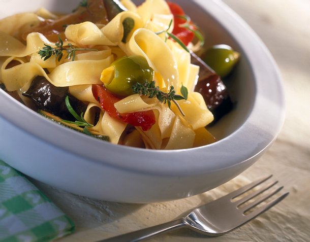 Bandnudeln mit geschmortem Gemüse Rezept Bandnudeln mit geschmortem Gemüse Rezept